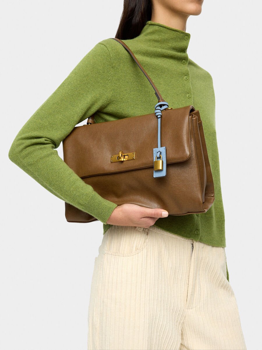 Bolso de mano con solapa y bandolera