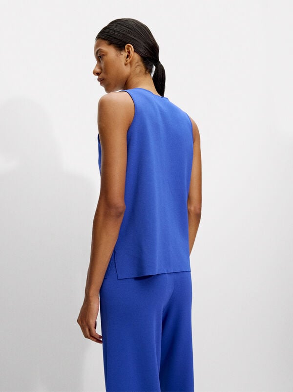 V-neck basic top