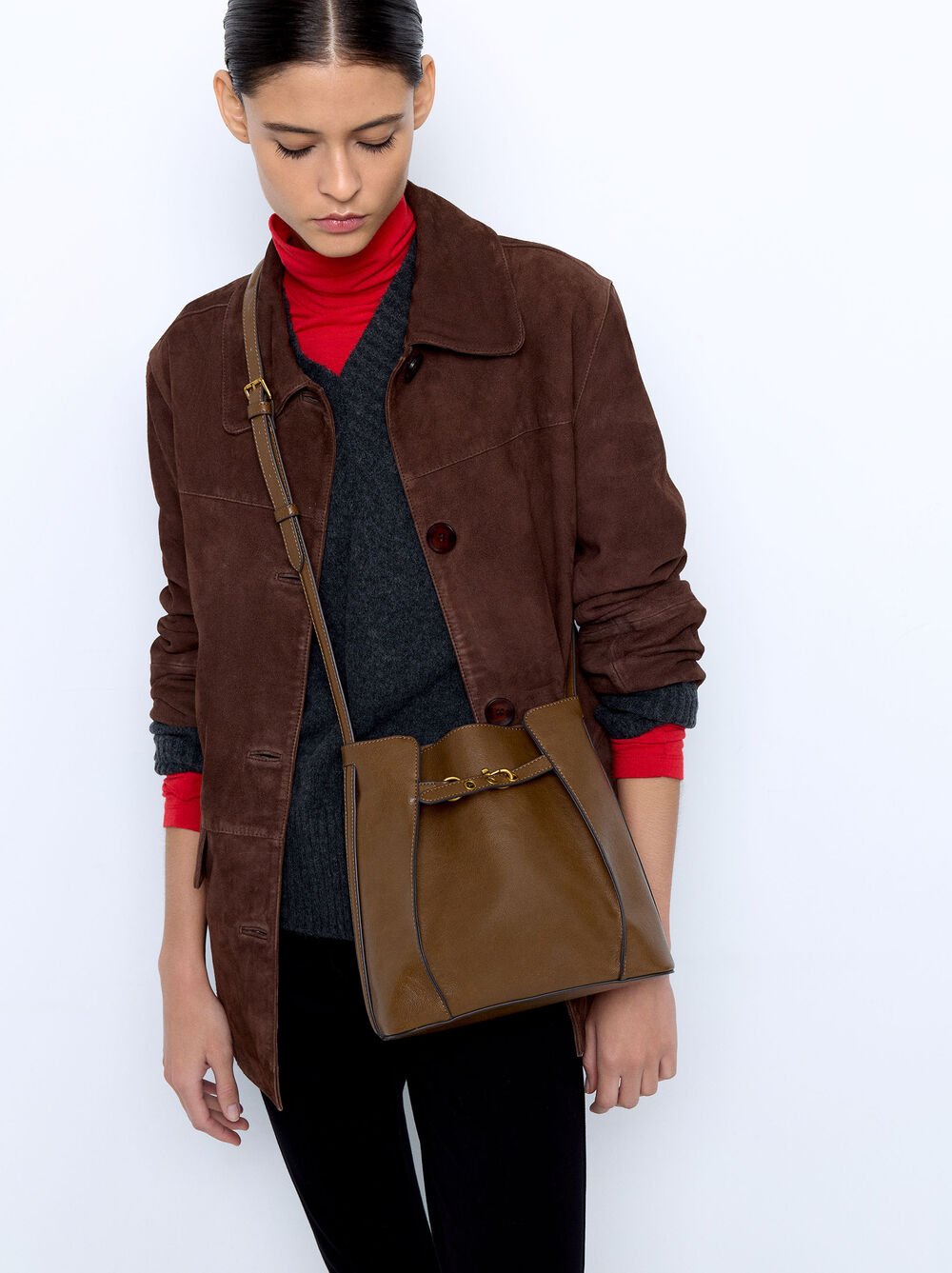 Bucket bag with side folds