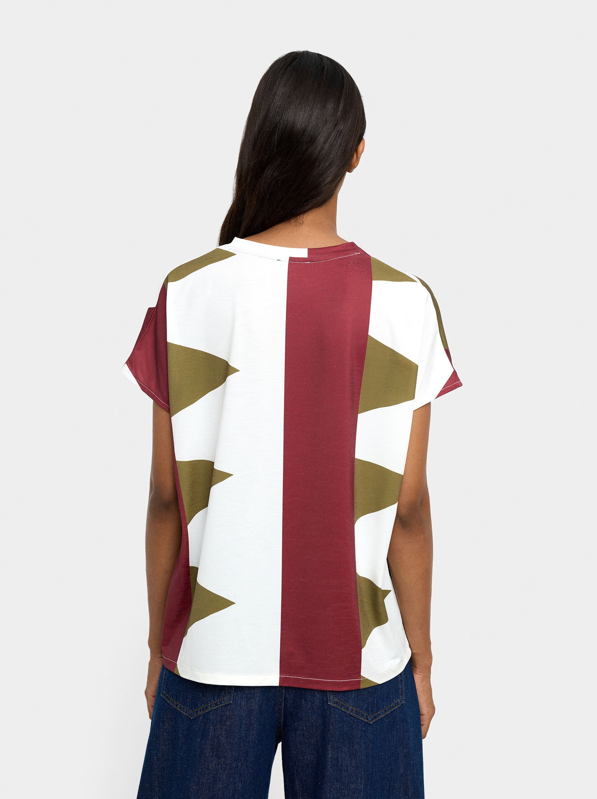 T-shirt with print and V-neck image number 3.0