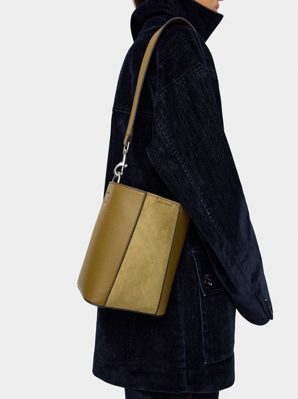 Borsa secchiello con contrasto di texture