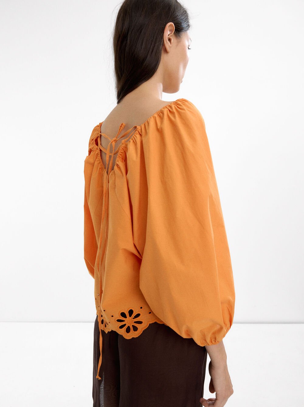 Blusa con bordados perforados