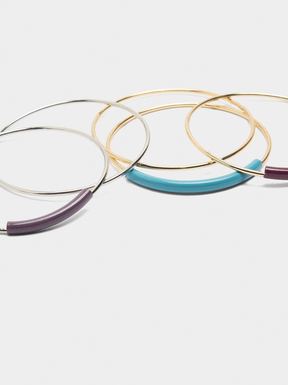 Set of bracelets with enamel