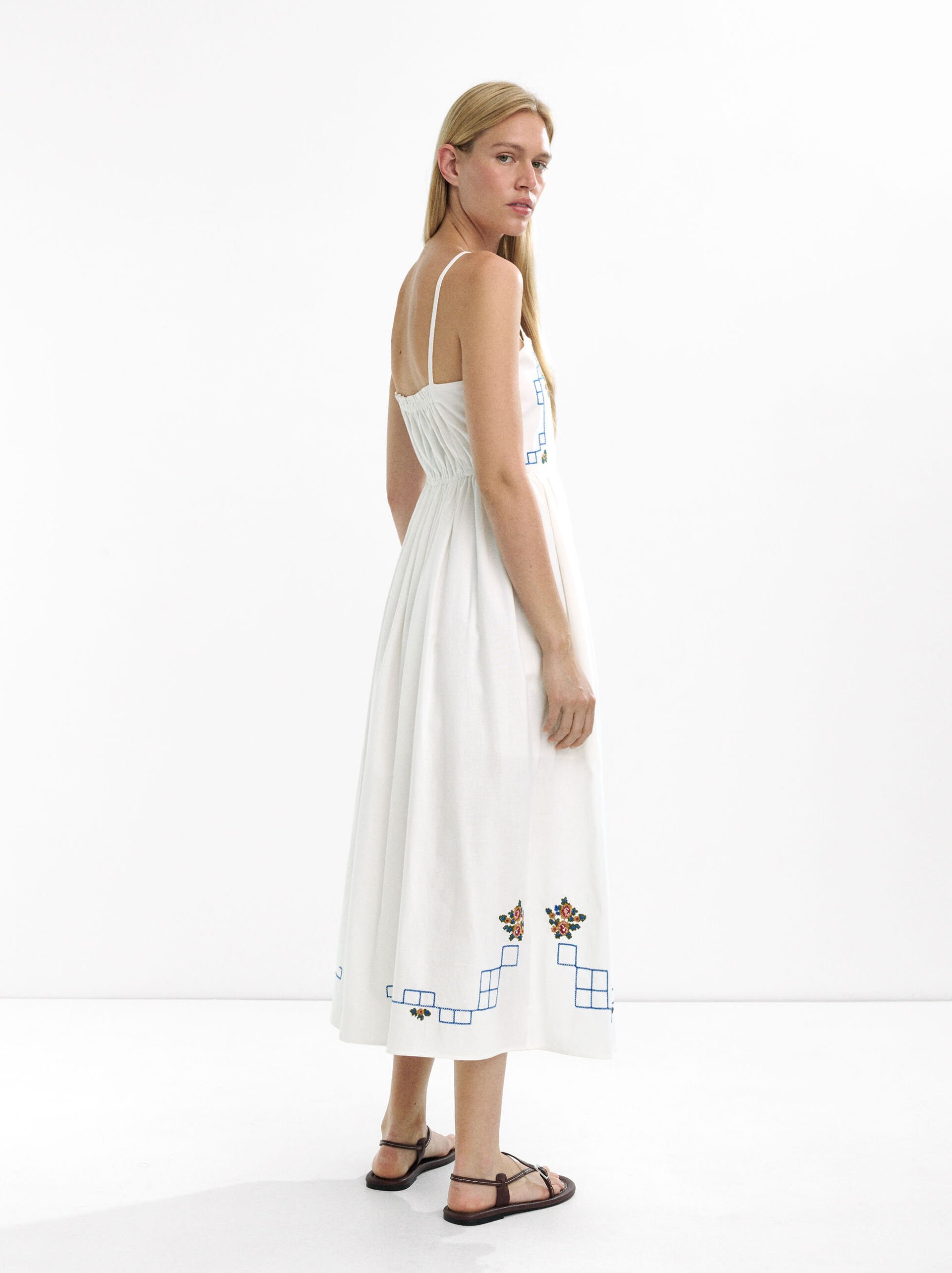 Vestido largo con bordados image number 3.0