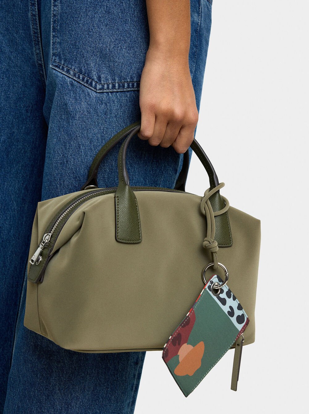 Tote-Tasche mit weicher Textur und Anhänger