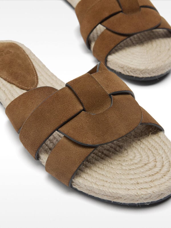 Flat leather sandals with crossed straps