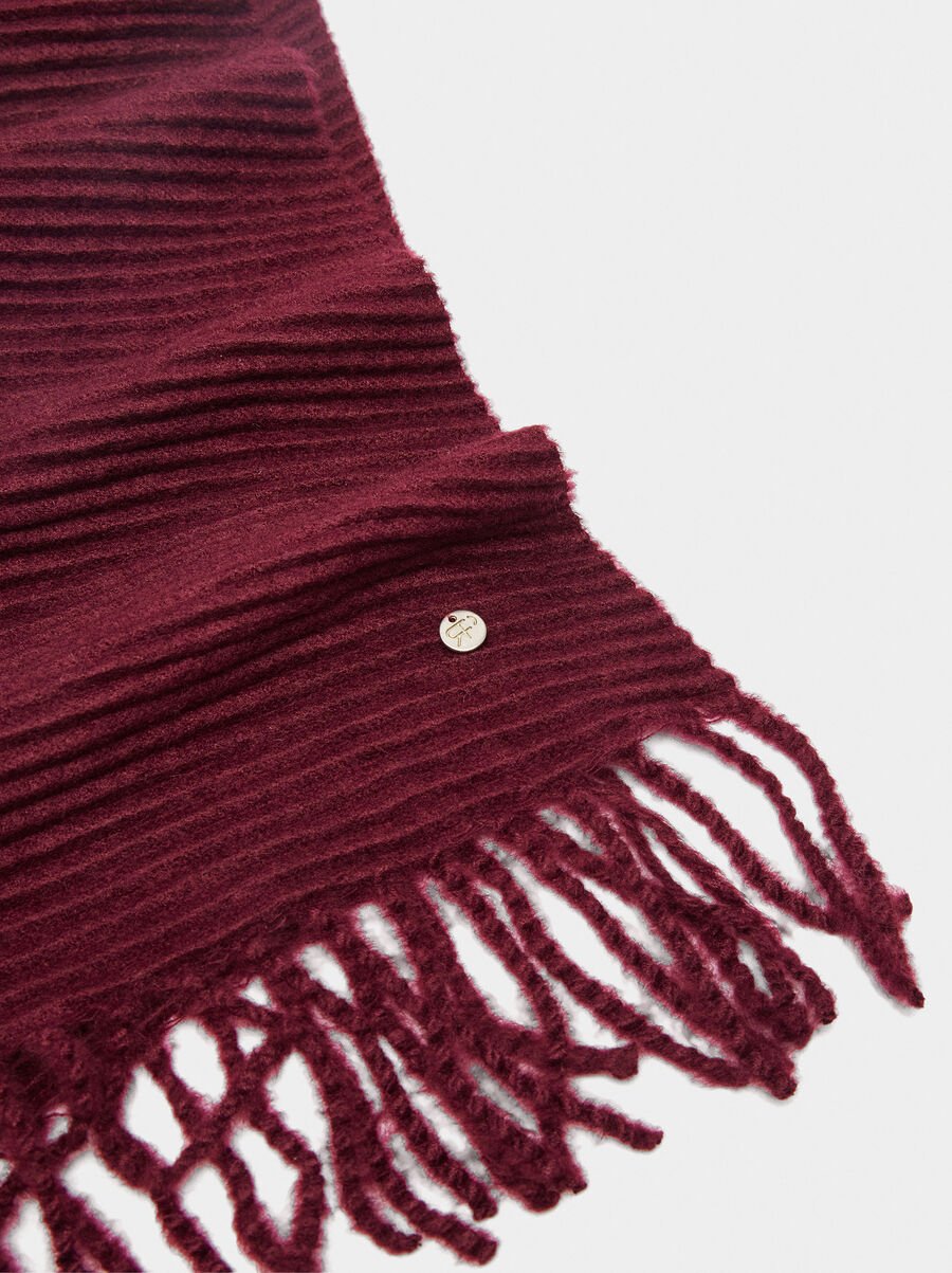 Scarf with fringes