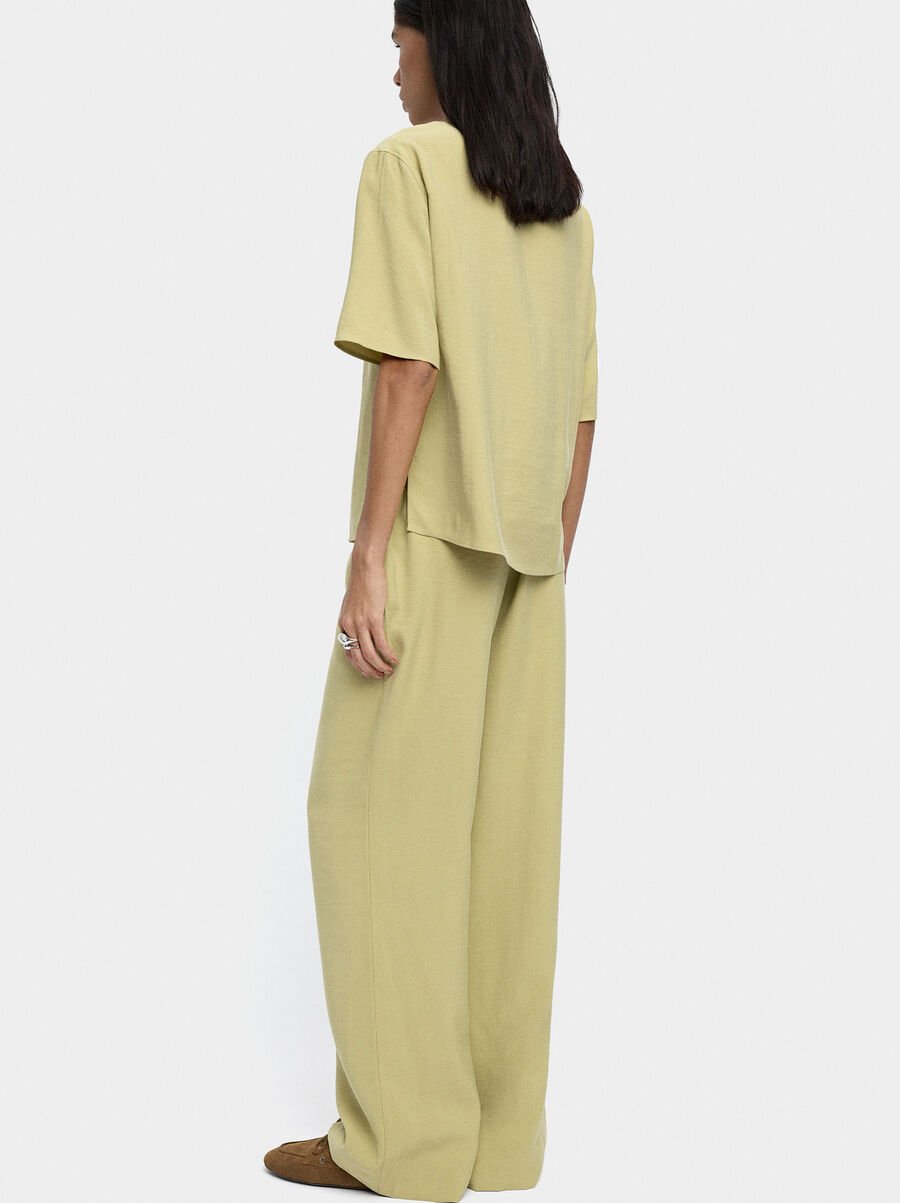 Loose-fitting trousers with elastic waistband