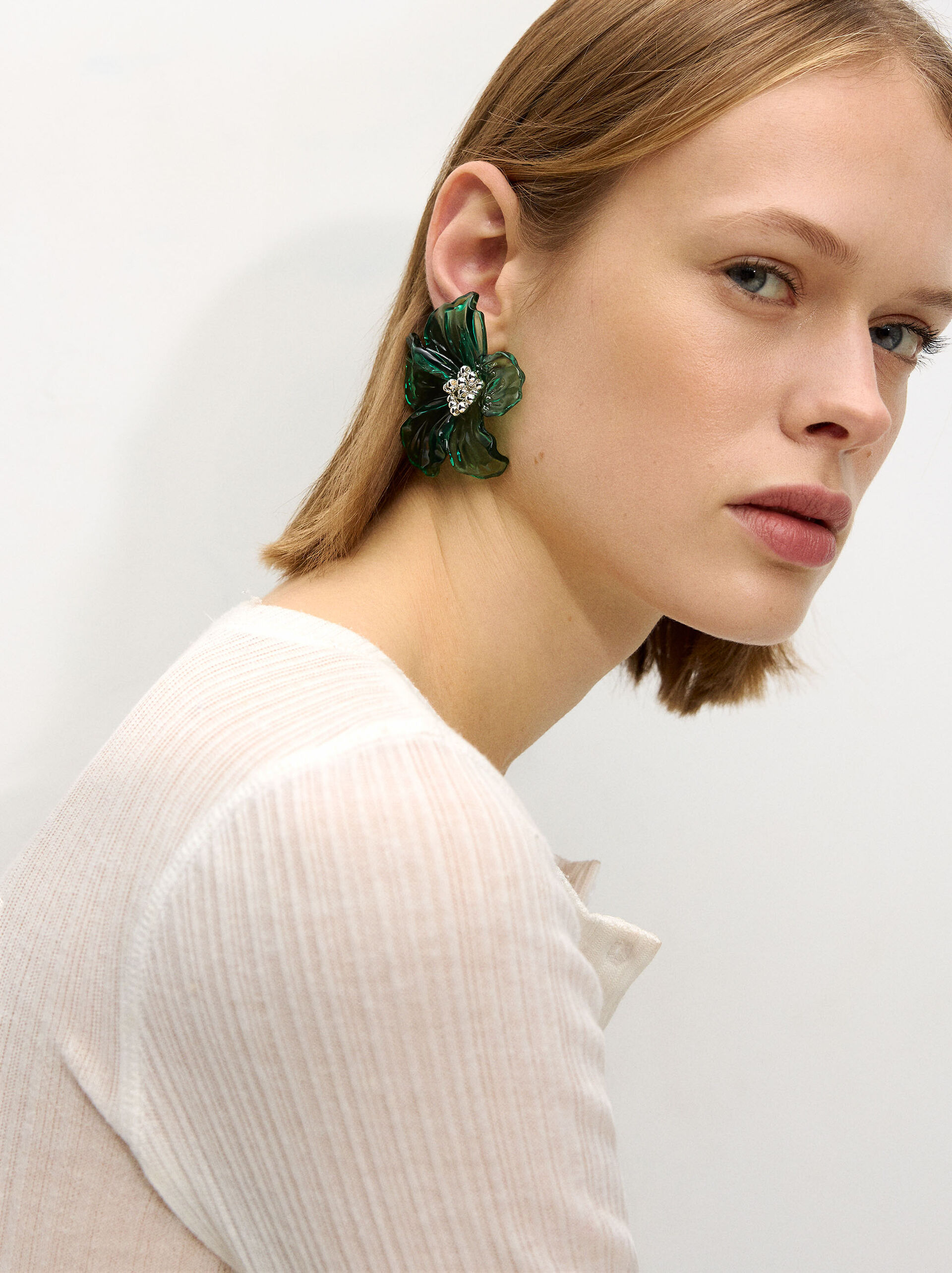 Maxi flower resin earrings image number 1.0