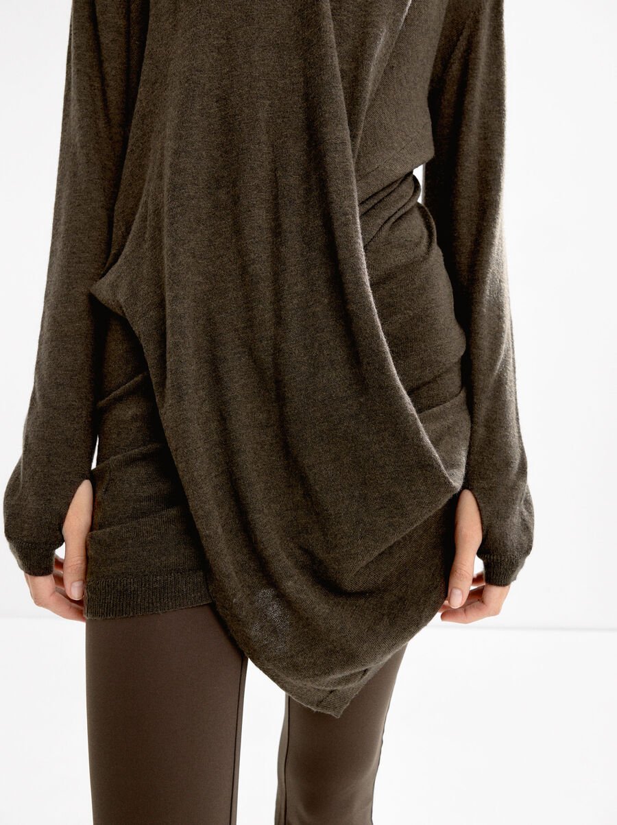 Robe en maille avec drapé