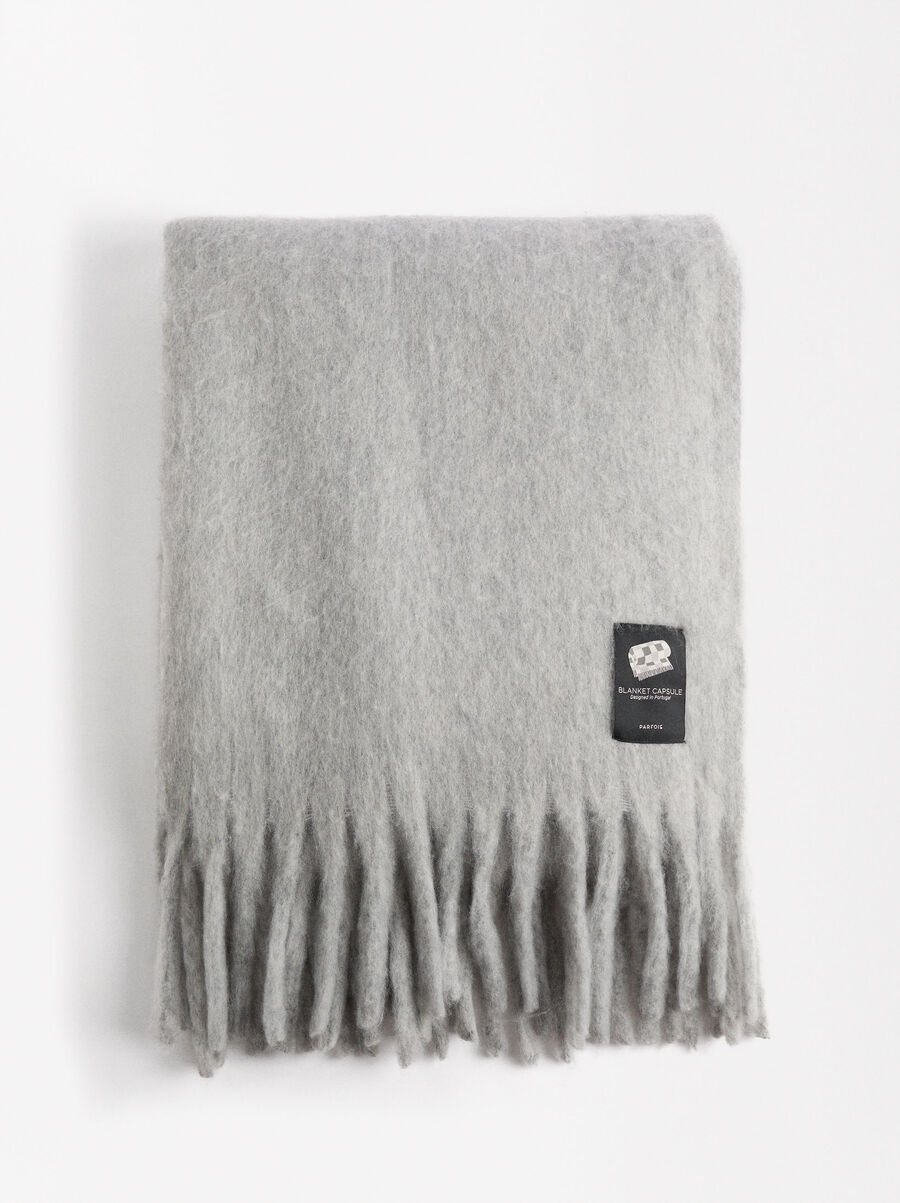 Scarf with wool and fringes