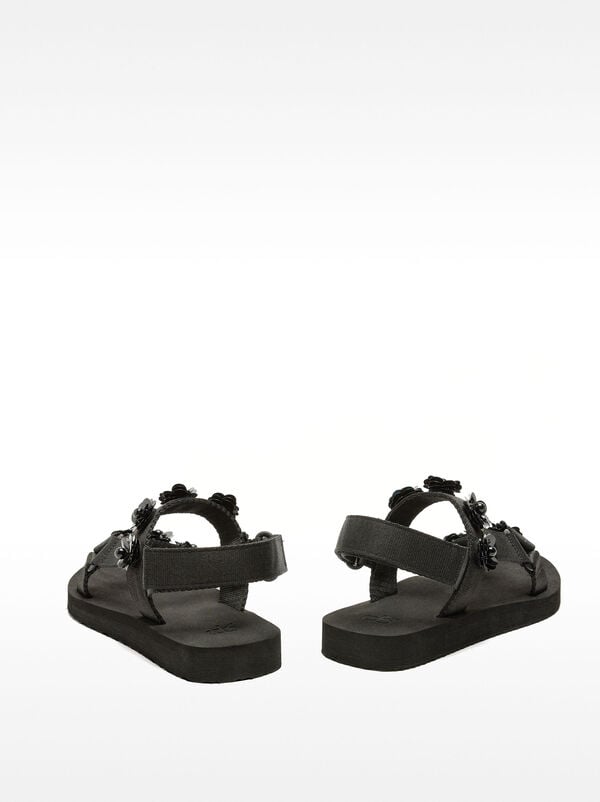 Flat sandals with floral detail