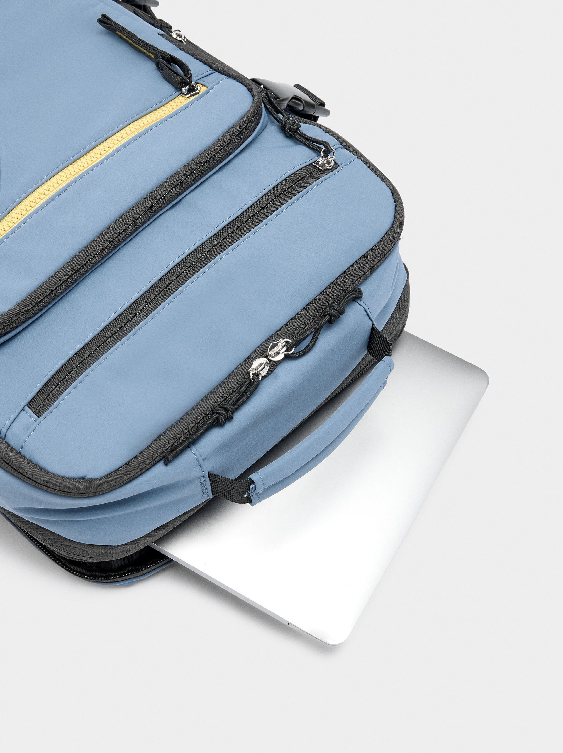 Kabinenrucksack aus Nylon image number 3.0