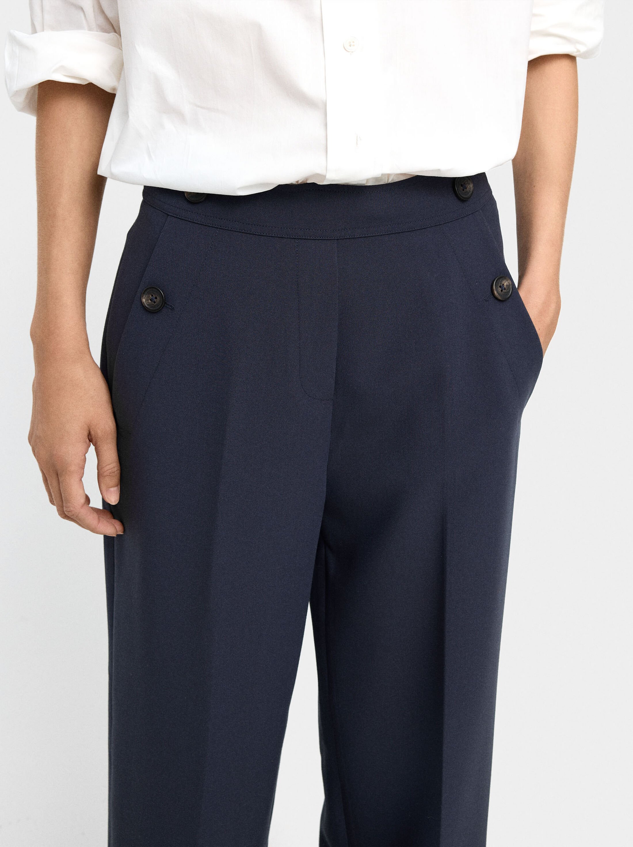 Fluid trousers with pockets image number 4.0