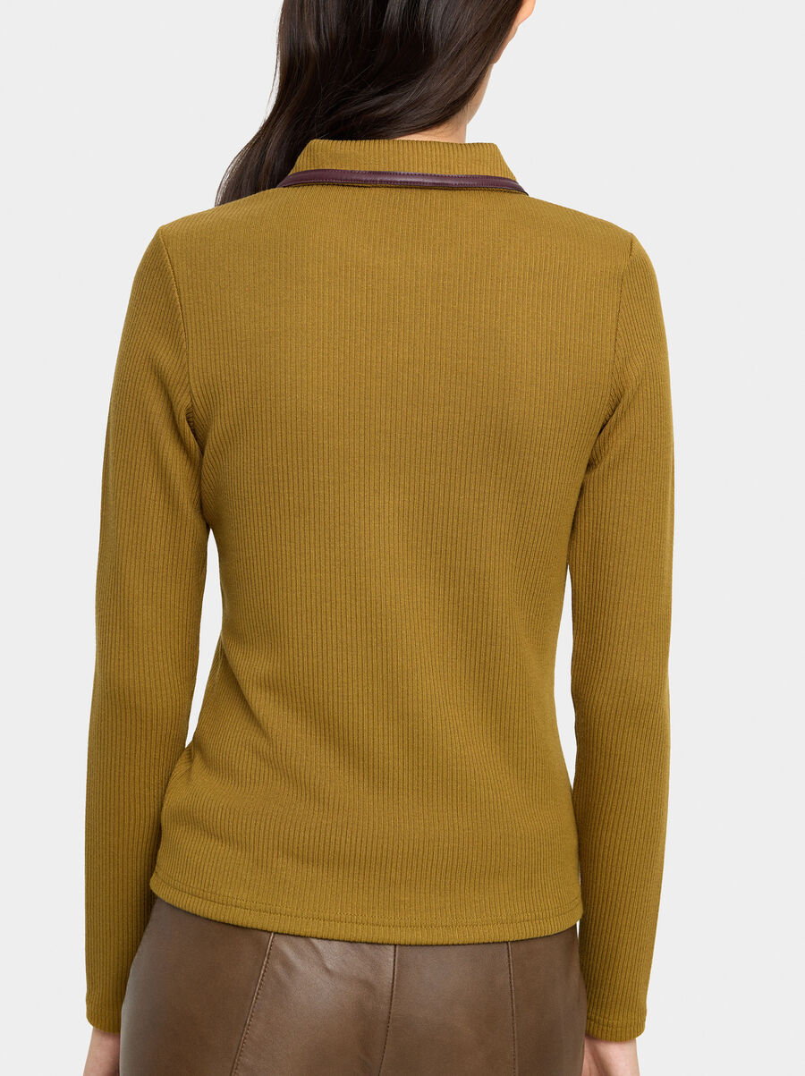 Top canelado de cuello polo