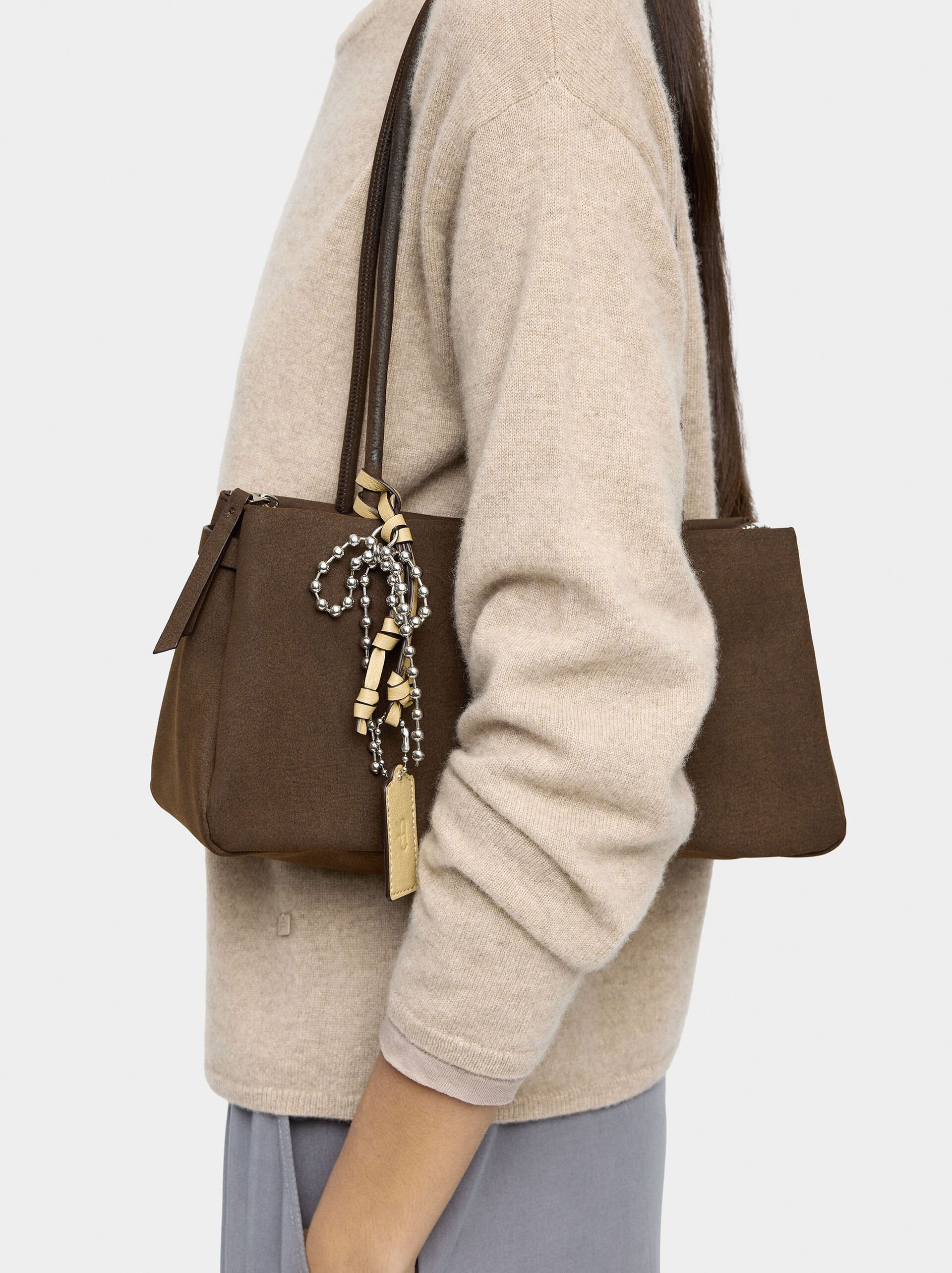 Sac à épaule effet cuir avec pendentif image number 1.0