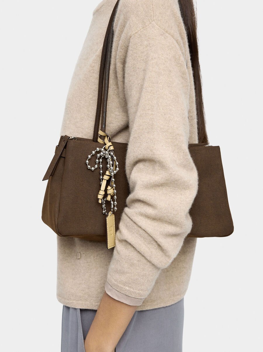 Bolso de hombro efecto piel con colgante