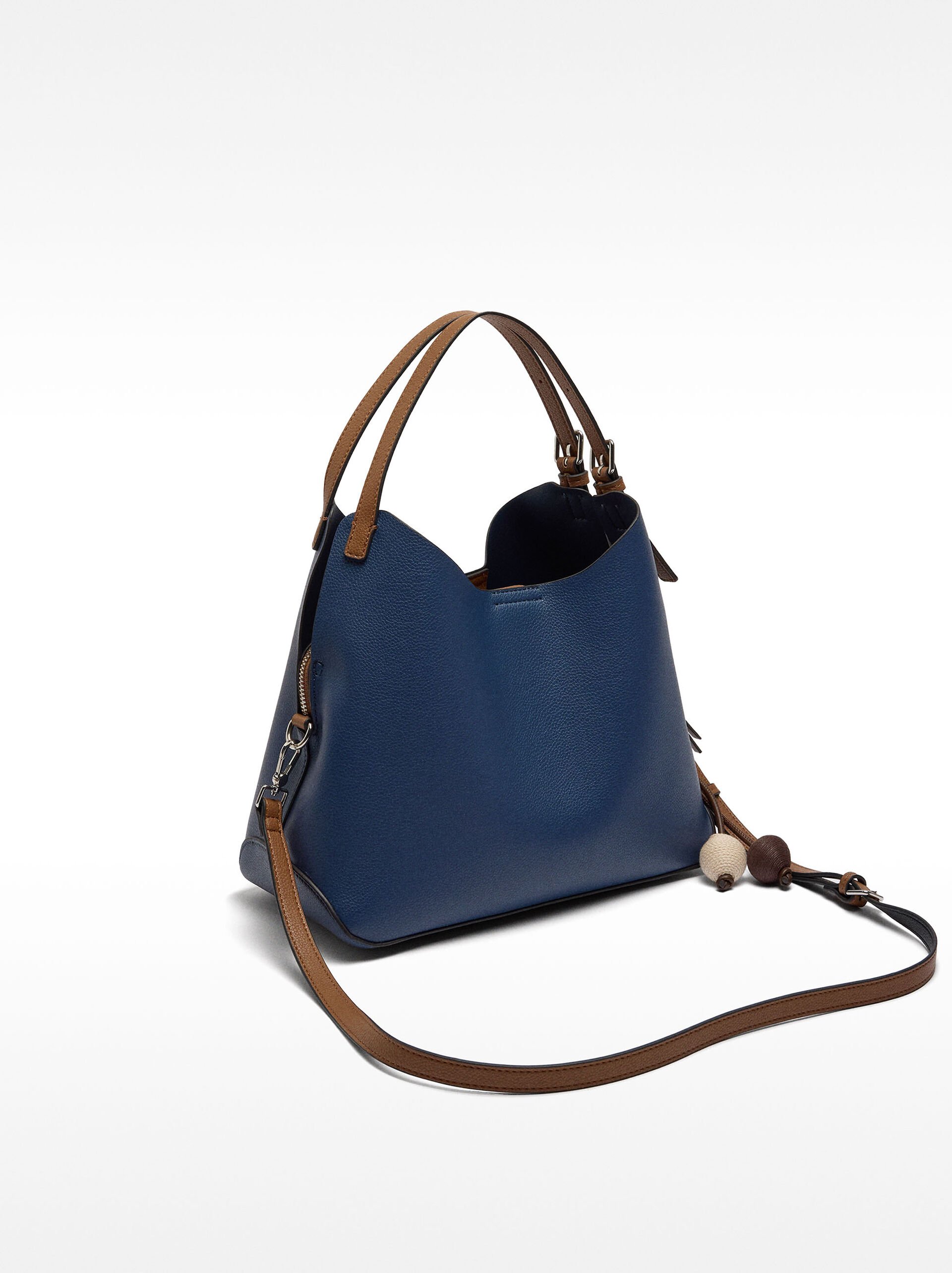 Bolso de mano con colgante image number 2.0