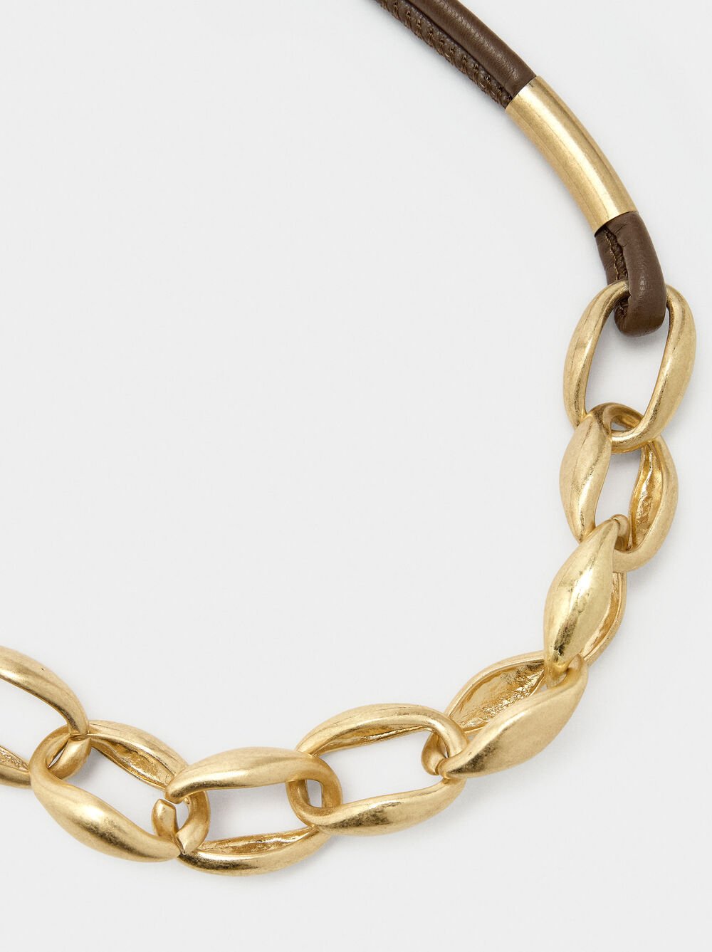 Short necklace of links with cord