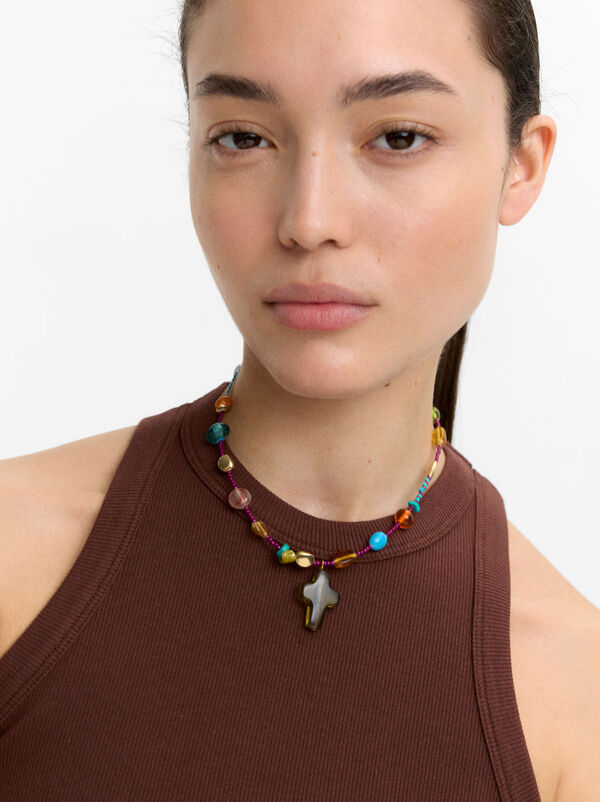 Short necklace with glass beads and beads