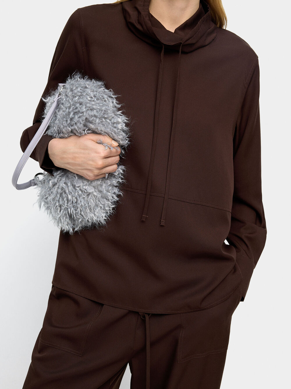 Blouse à col montant avec cordon