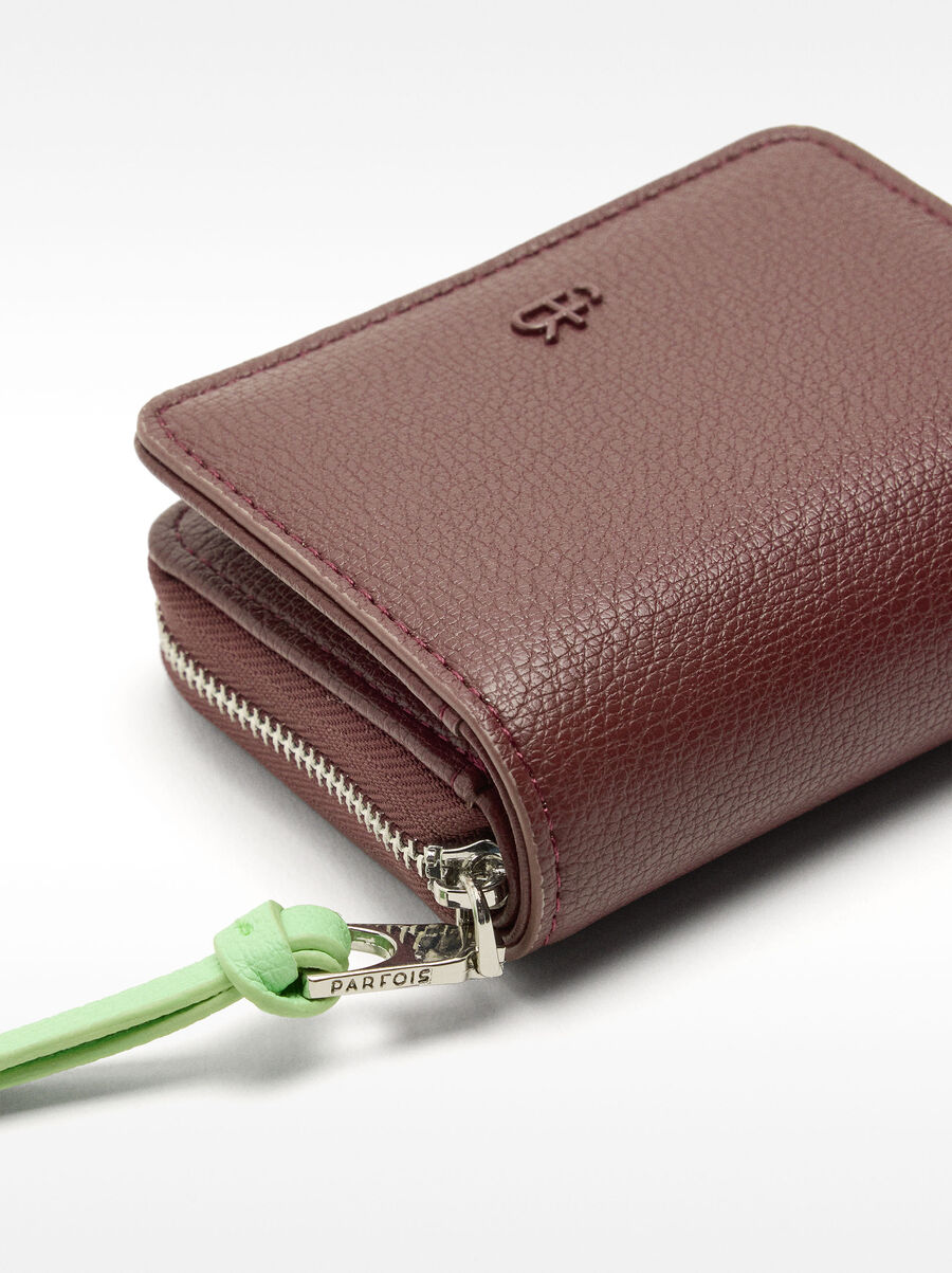 Basic textured wallet