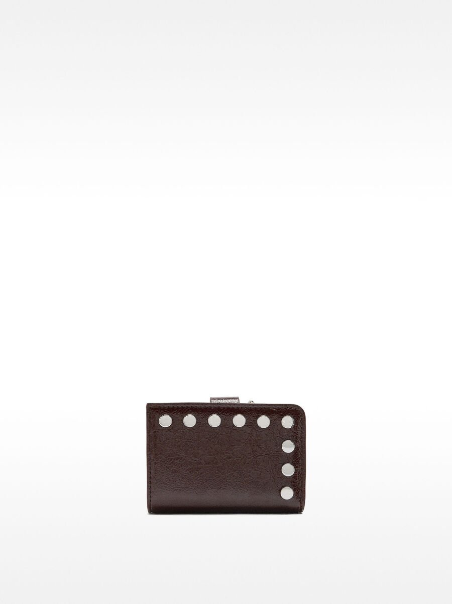 Wallet with cracked effect with studs