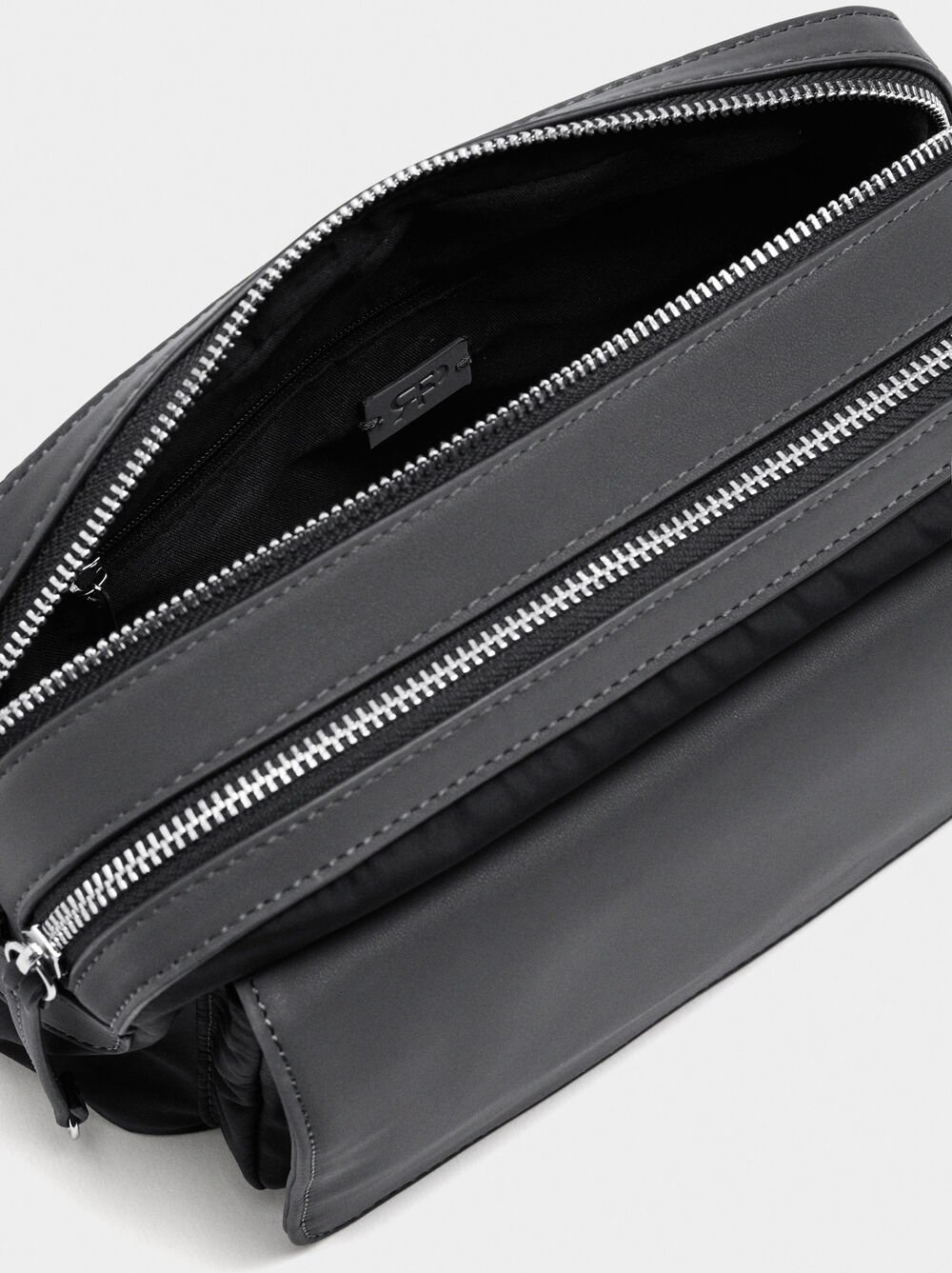 Umhängetasche aus Nylon mit Klappe