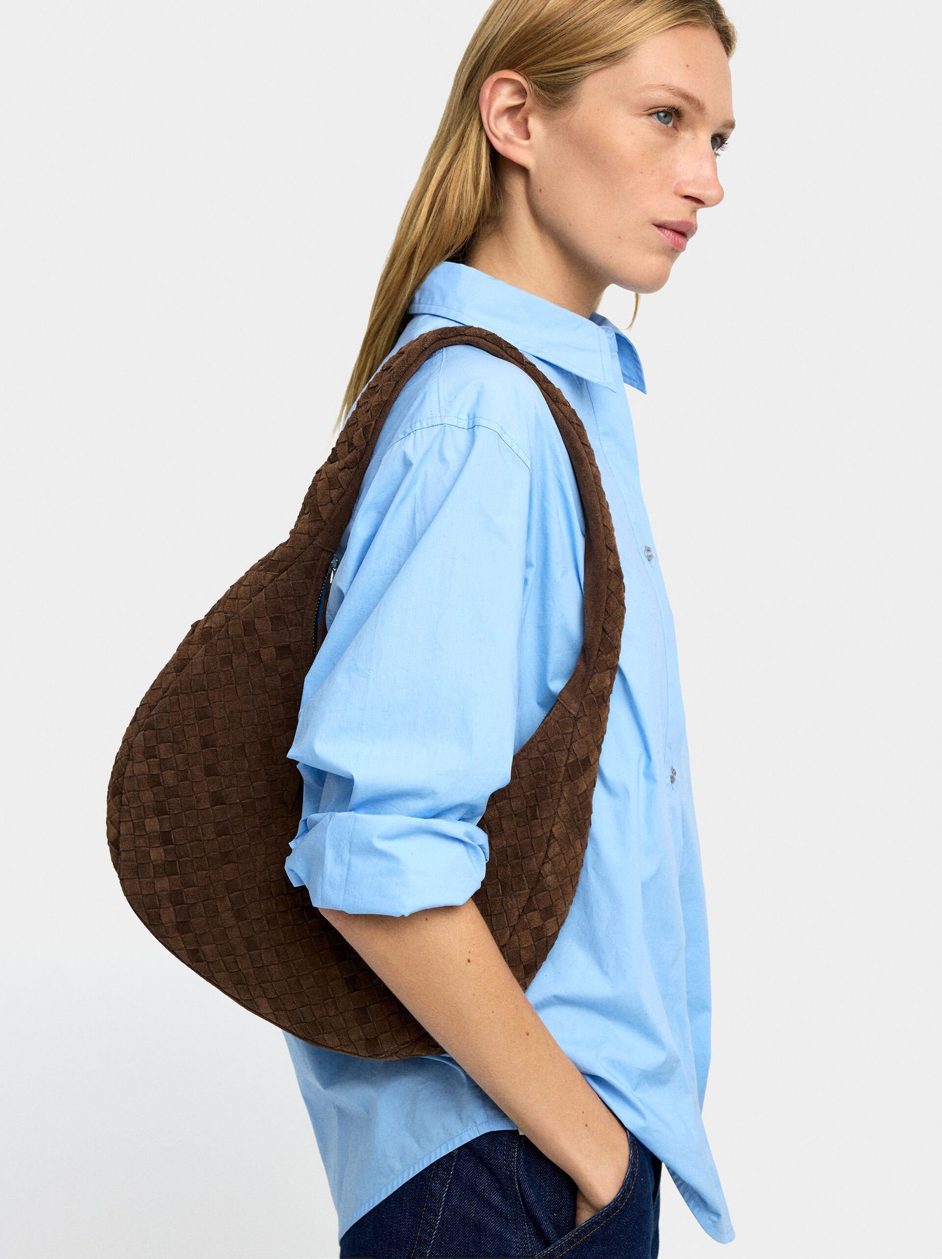 Sac hobo en cuir tressé image number 1.0