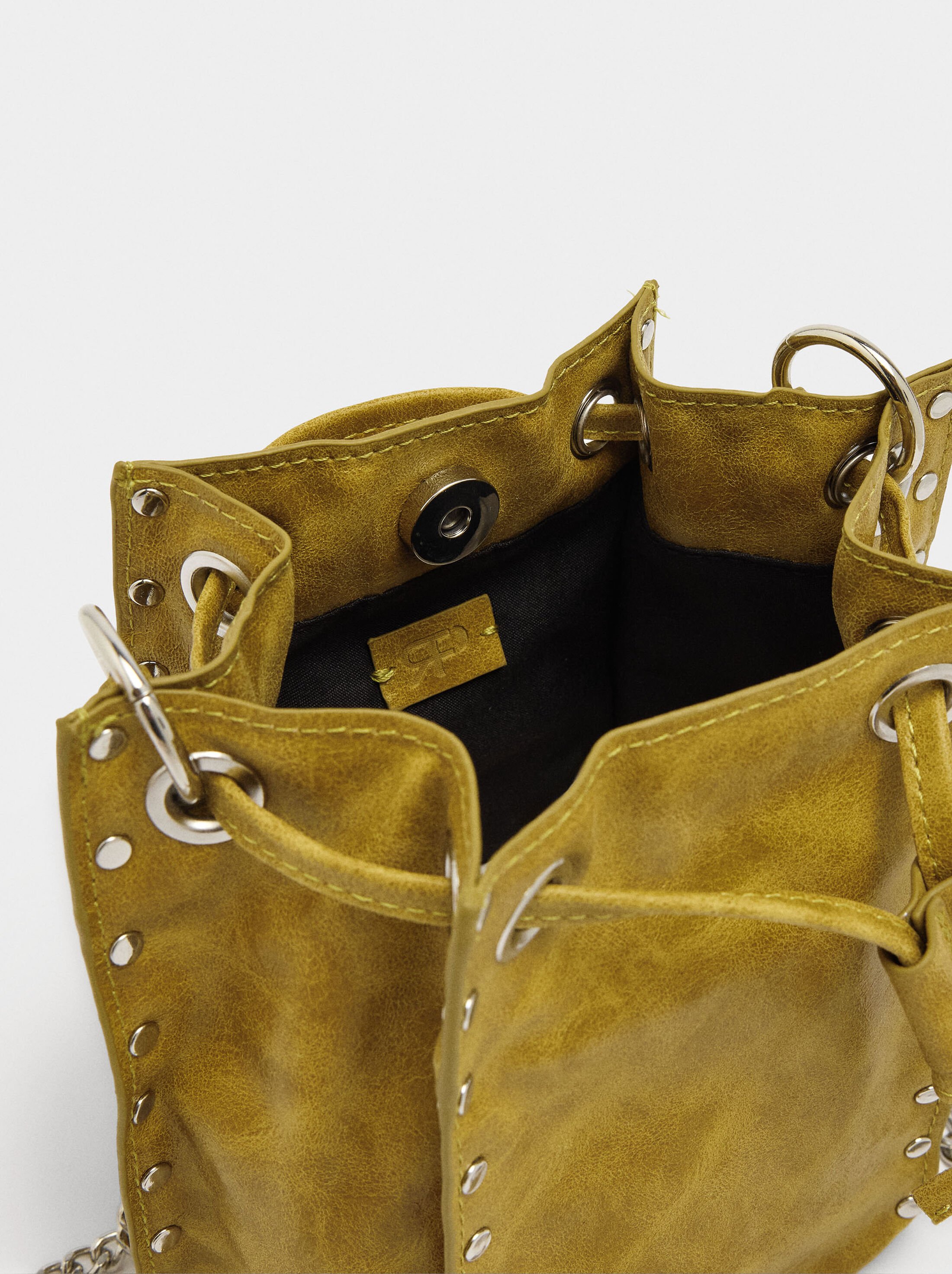 Bolso de hombro con tachuelas  image number 4.0