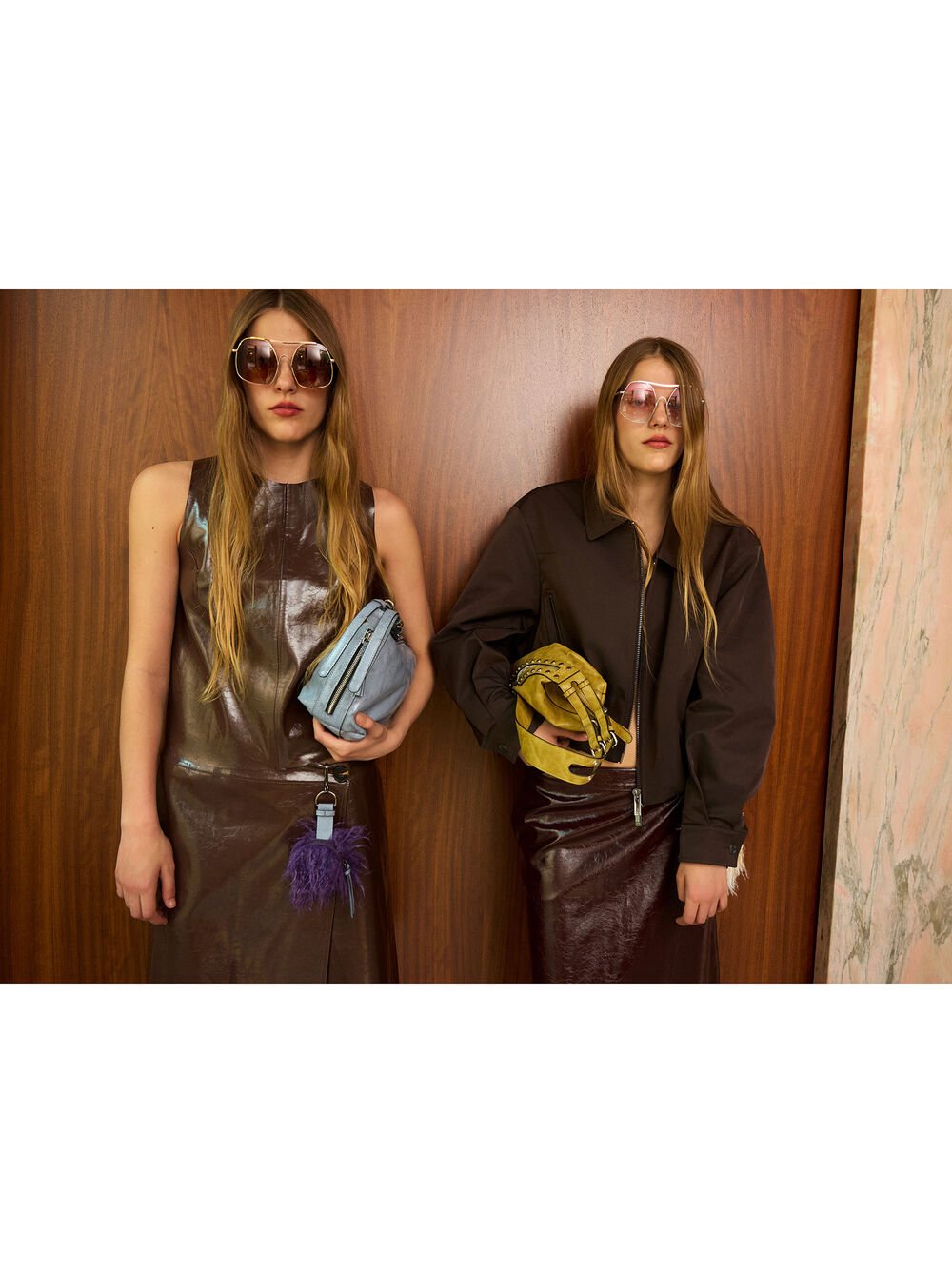 Bolso de hombro con tachuelas 