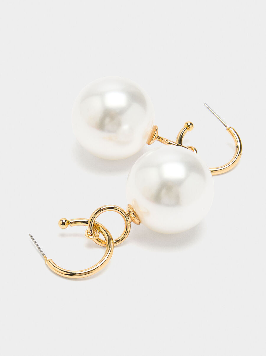 Hoop earrings with pearls