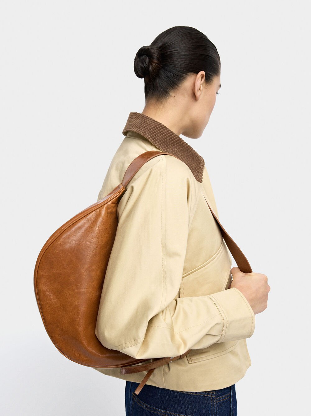 Bolso hobo de piel con tachuelas