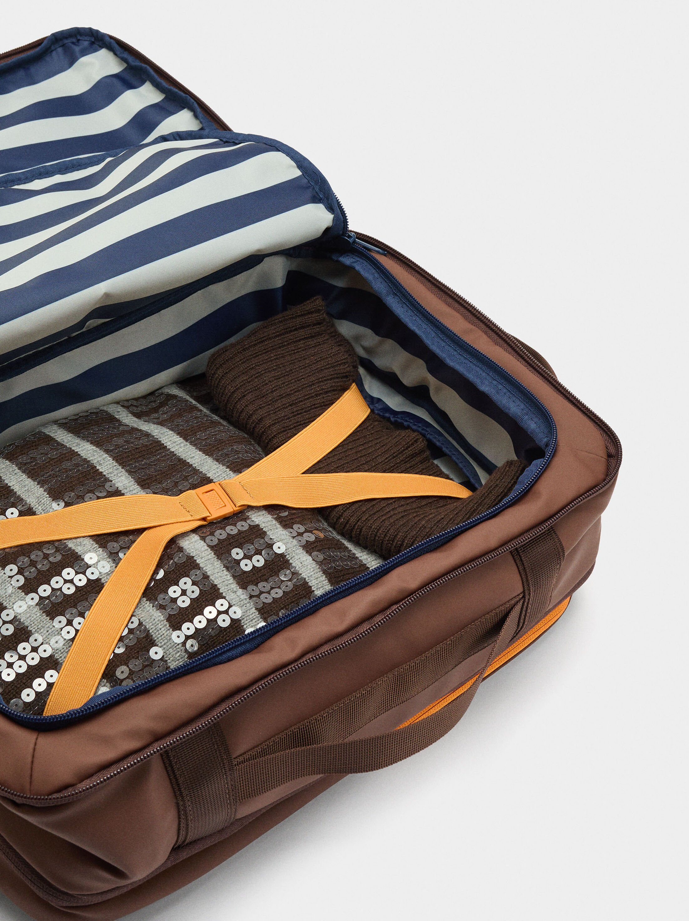 Plain cabin backpack with contrast image number 6.0