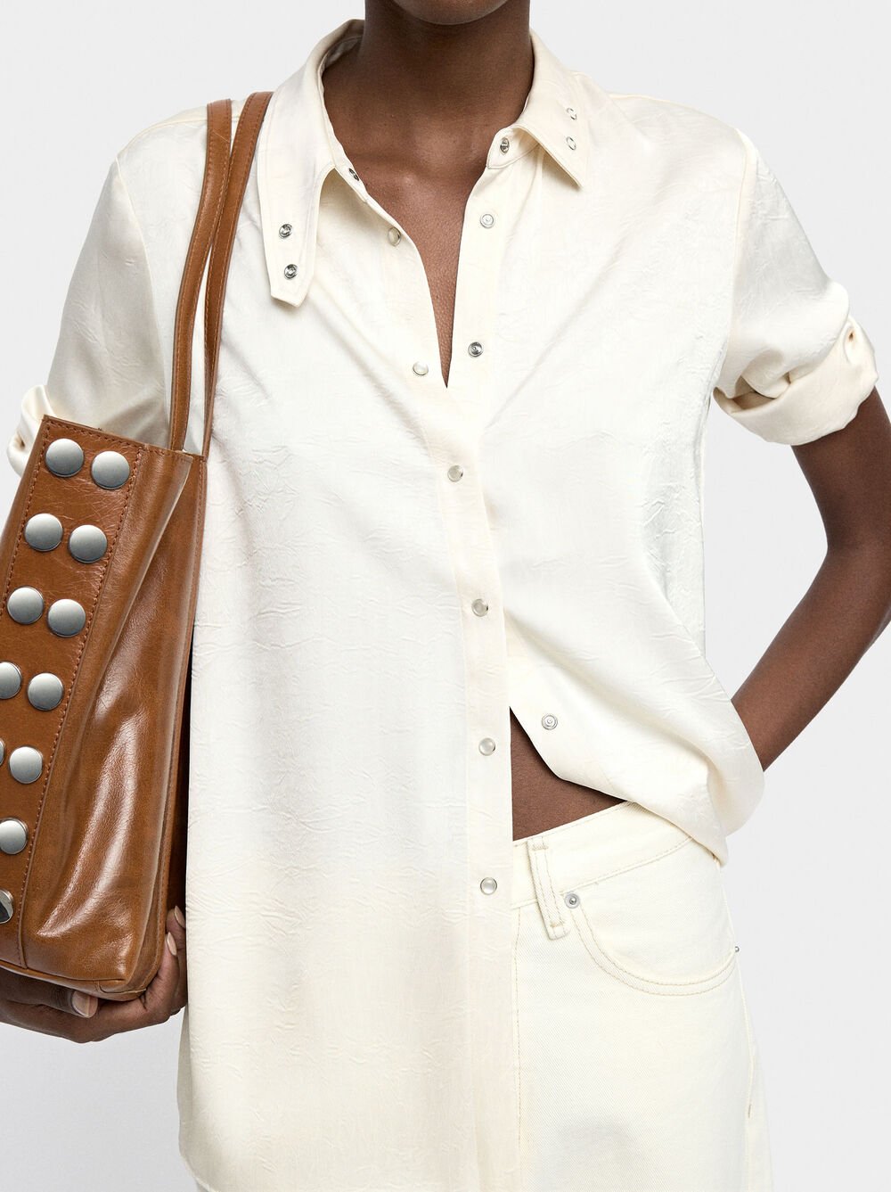 Camisa de efecto arrugado con detalle en el cuello