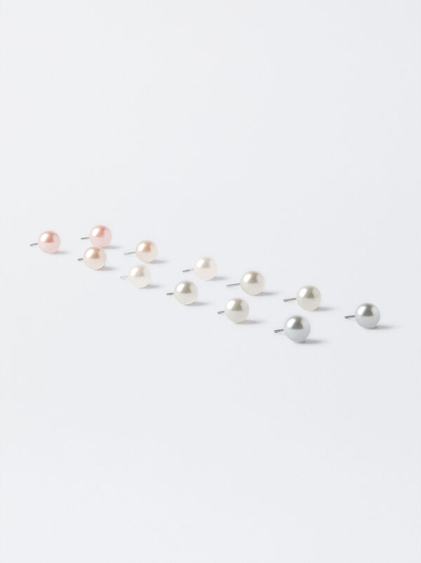 Set of faux pearl studs