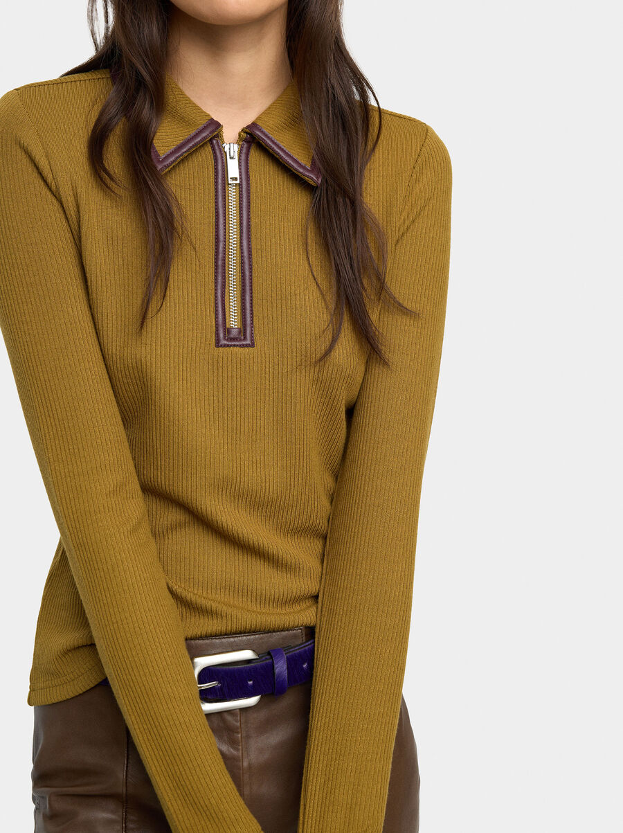 Top canelado de cuello polo