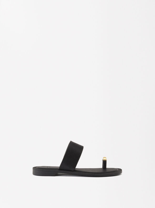 Flat Sandals With Metallic Detail image number 2.0