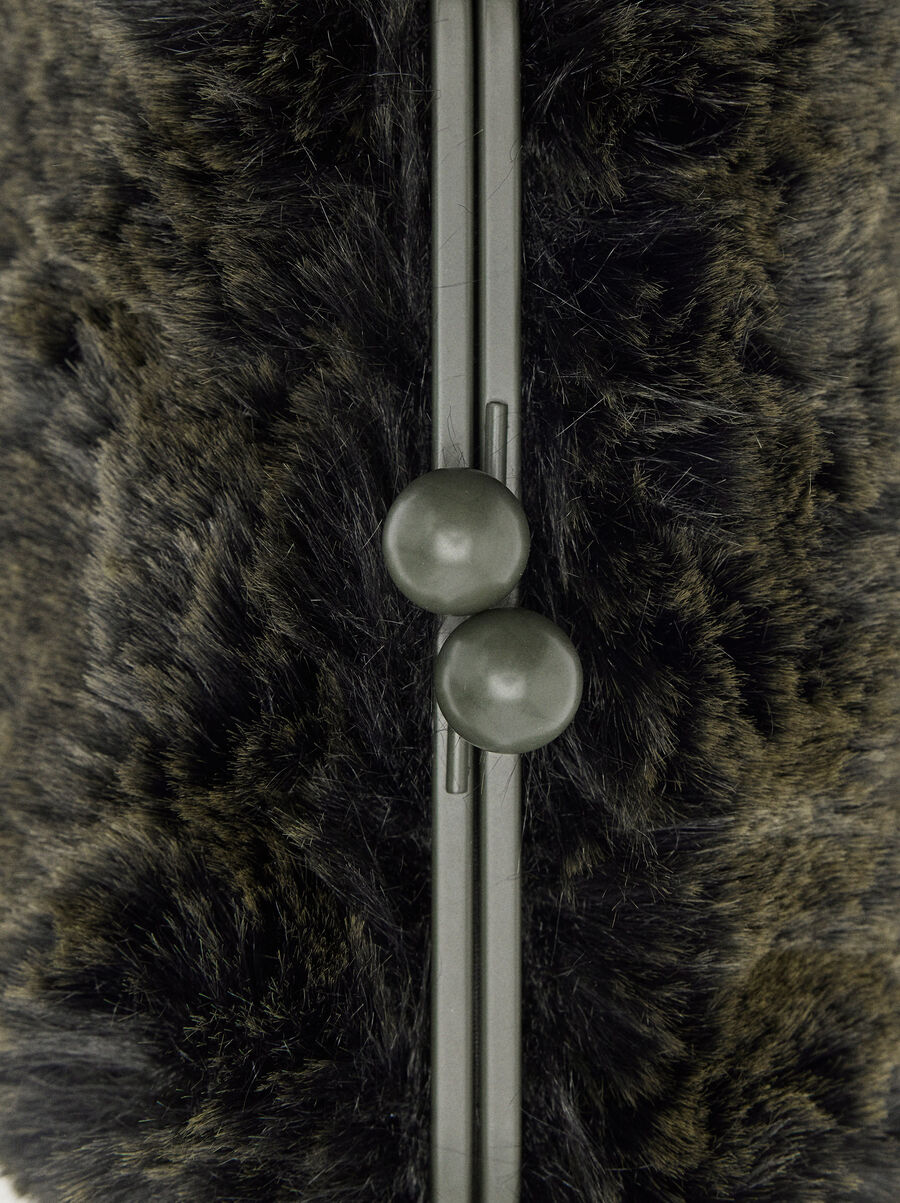 Bolso efecto pelo con asa de cadena