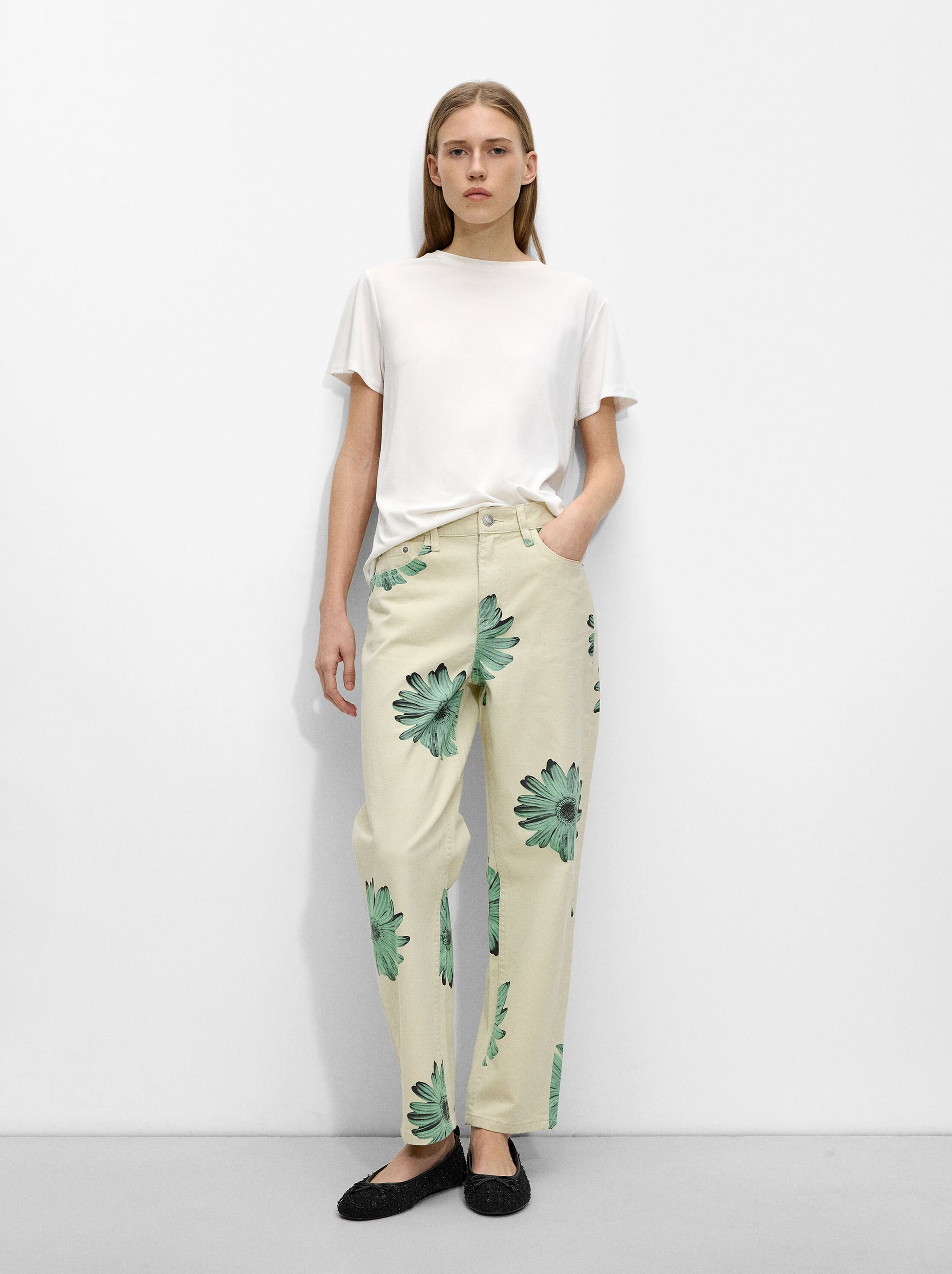 Pantalón vaquero con estampado floral image number 0.0