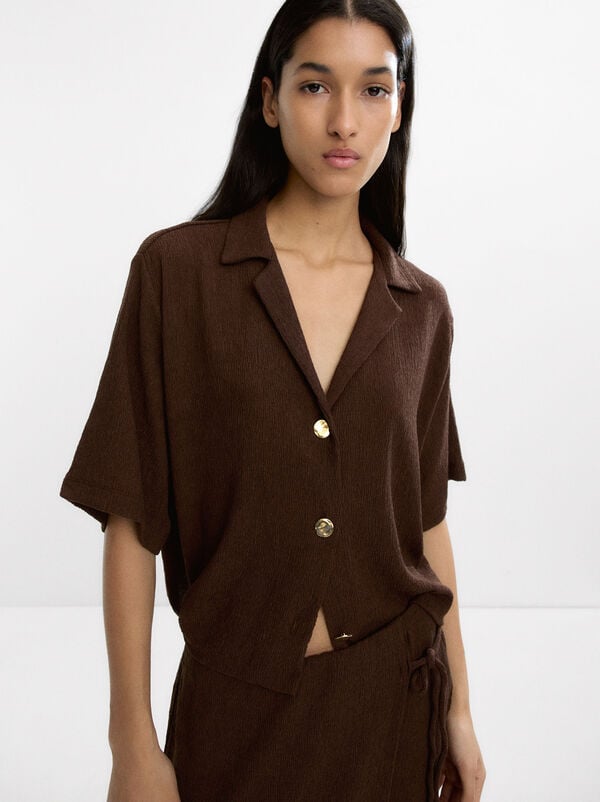 Short-sleeve shirt with texture