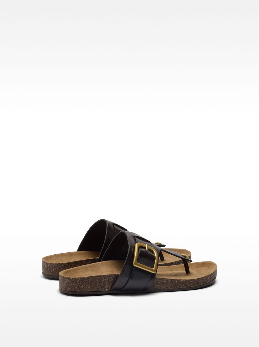 Sandalias rasas de piel con hebilla