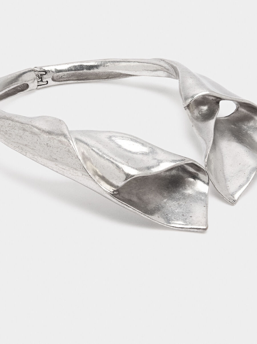 Open necklace flowers