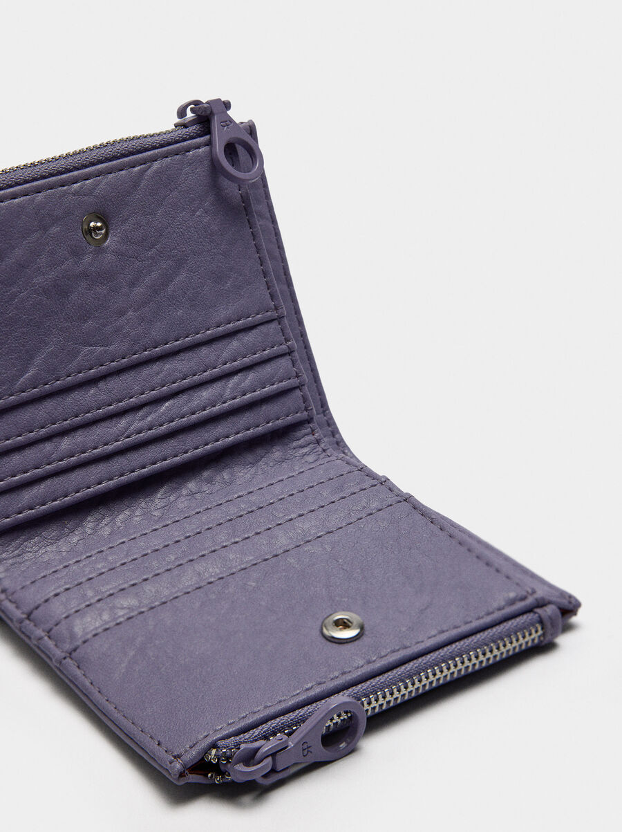 Cartera con textura y cremallera doble