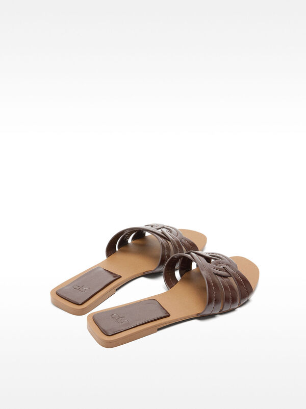 Crossed flat sandals