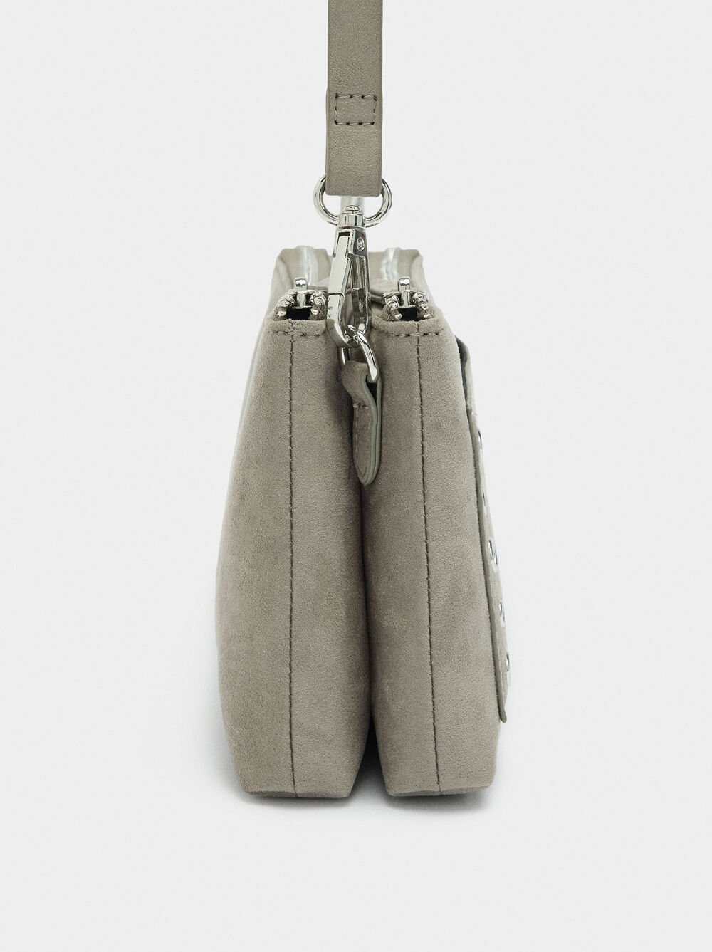 Bolso bandolera efecto craquelado con tachuelas