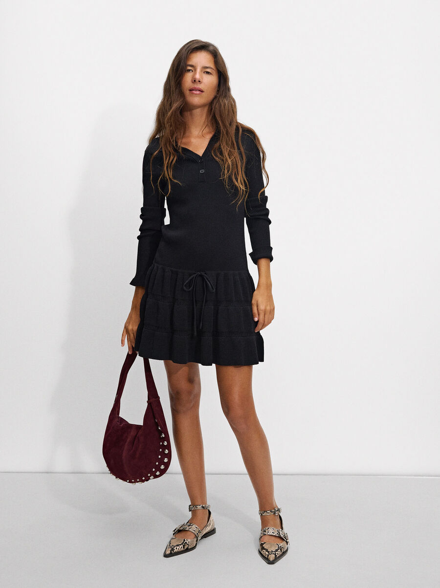 Knit dress with long sleeves 