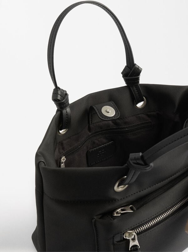Borsa tote effetto nylon con pendente