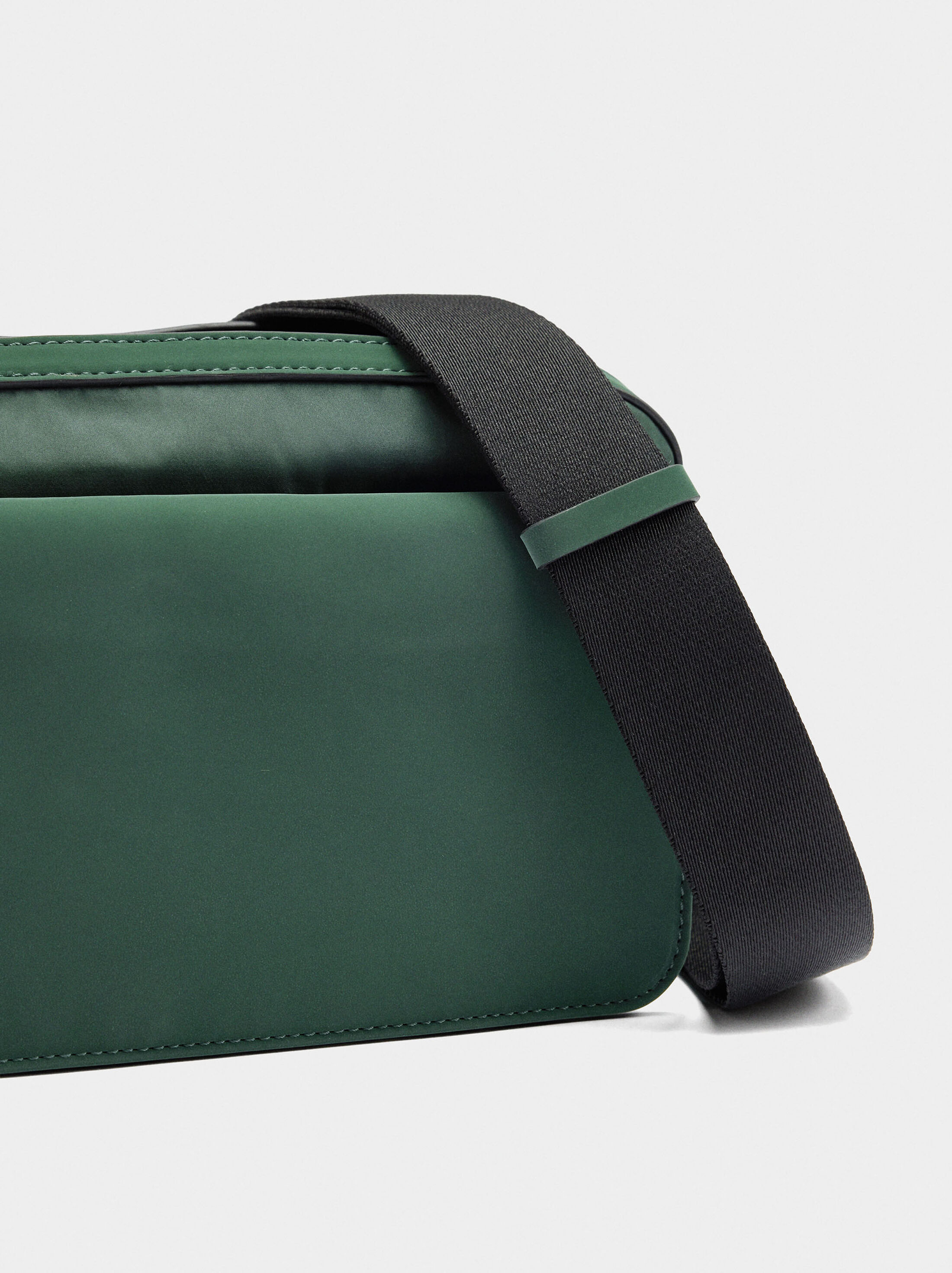 Bolso bandolera de nylon con solapa image number 2.0