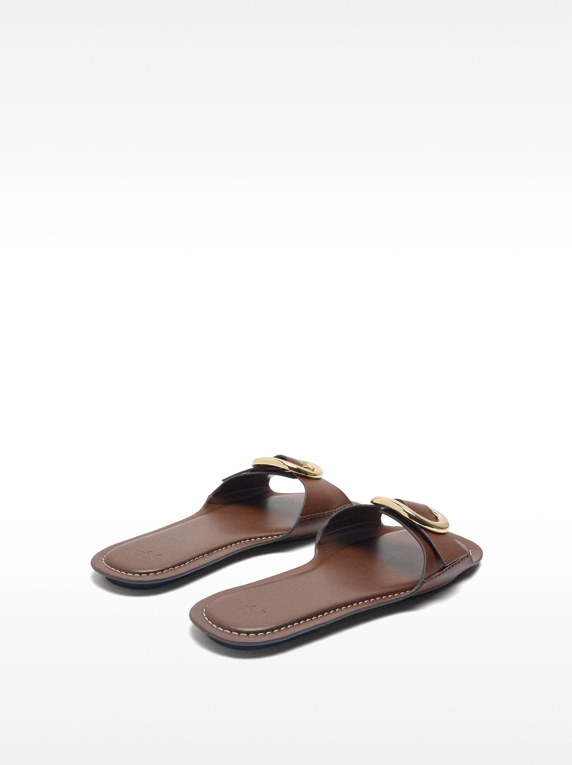 Flat sandals with buckle image number 4.0